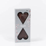 Summerbird Hearts Christmas – lille hjerteformet chokolade med mørk Amazonas 61 % chokolade, blød marcipan og drys af kakaogrué, pakket i juleinspireret emballage.
