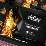 Julekurv med søde lækkerier, fx chokolade, lakrids og chips