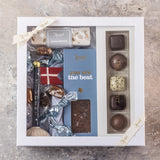 Gaveæske til den nye student med chokolade og et keramikflag med teksten "student"