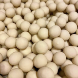 Disse friske drageer består af en lækker ristet hasselnød, dragéret med hvid chokolade og karamel.