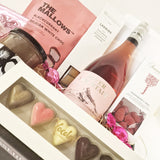 Gavekurv med rosévin og søde lækkerier