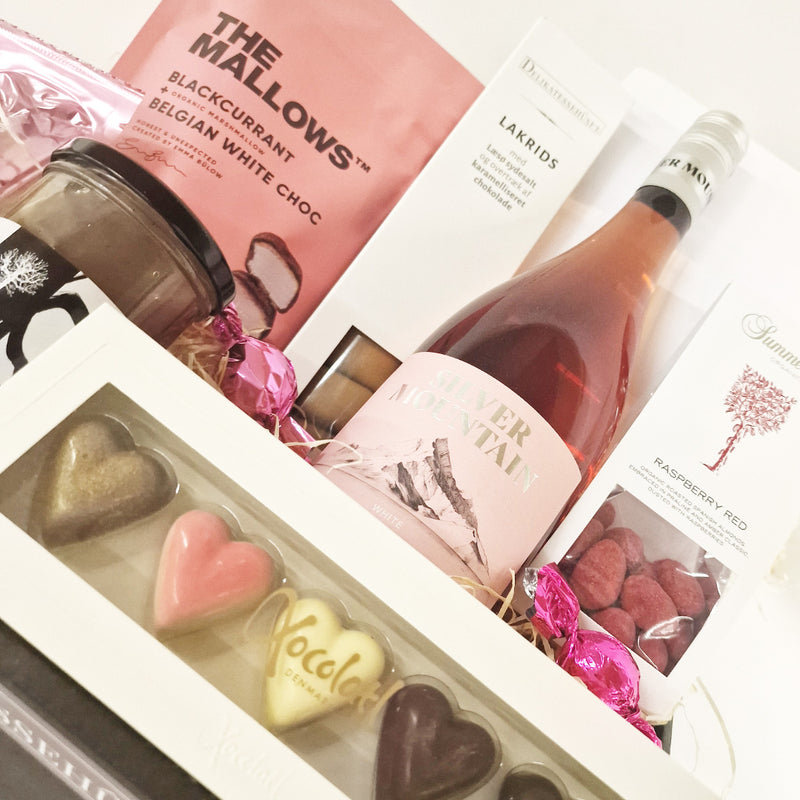 Gavekurv med rosévin og søde lækkerier