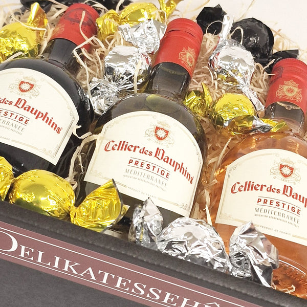 Gavekurv med tre små flasker fransk vin