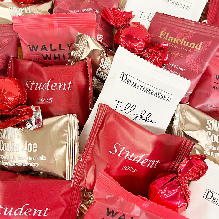 Gavekurv til den røde student med forskellige danske lækkerier såsom chokolade, lakrids og vingummi