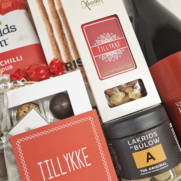 Gavekurv - 'tillykke' med spansk rødvin, Summerbird chokolade og Lakrids by Bülow