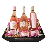 Gavekurv med tre flasker rosévin. Vingave med en østrigsk rosé, en italiensk mousserende rosé og en spansk rosé. 