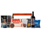 BBQ Boxen. En perfekt gave til grill mesteren. En flot trækasse med teksten BBQ-Boxen samt et fedt grillmotiv. Indeni gemmer sig lækre drikkevarer og snacks, som kan nydes ved grillen¨
