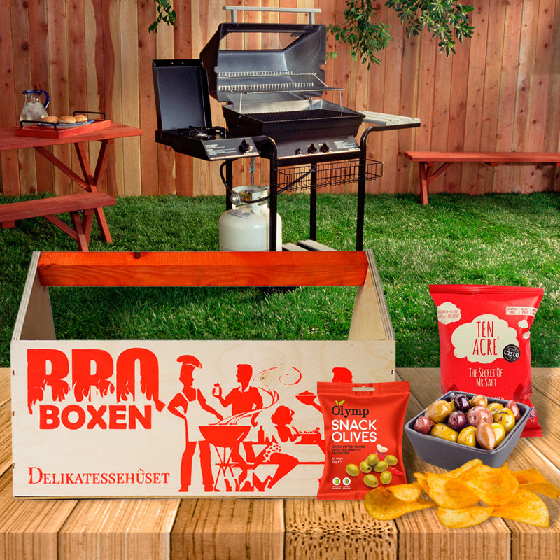 BBQ Boxen. En perfekt gave til grill mesteren. En flot trækasse med teksten BBQ-Boxen samt et fedt grillmotiv. Indeni gemmer sig lækre drikkevarer og snacks, som kan nydes ved grillen¨