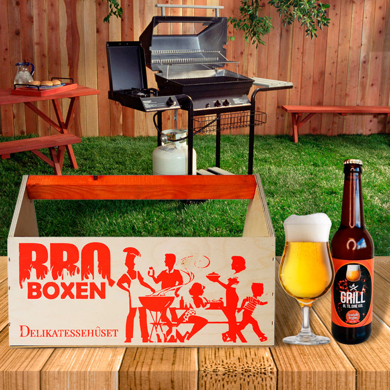 BBQ Boxen. En perfekt gave til grill mesteren. En flot trækasse med teksten BBQ-Boxen samt et fedt grillmotiv. Indeni gemmer sig lækre drikkevarer og snacks, som kan nydes ved grillen¨
