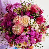 Bæredygtige langtidsholdbare blomsterbuketter. Miss Flora Josefine er en tætbundet smuk buket i lilla farver